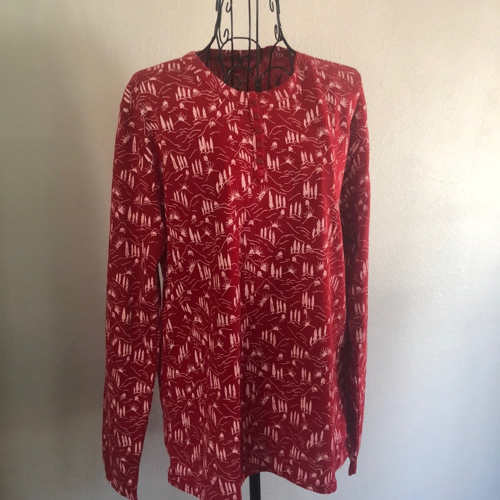 Women’s long sleeve thermal shirt.
